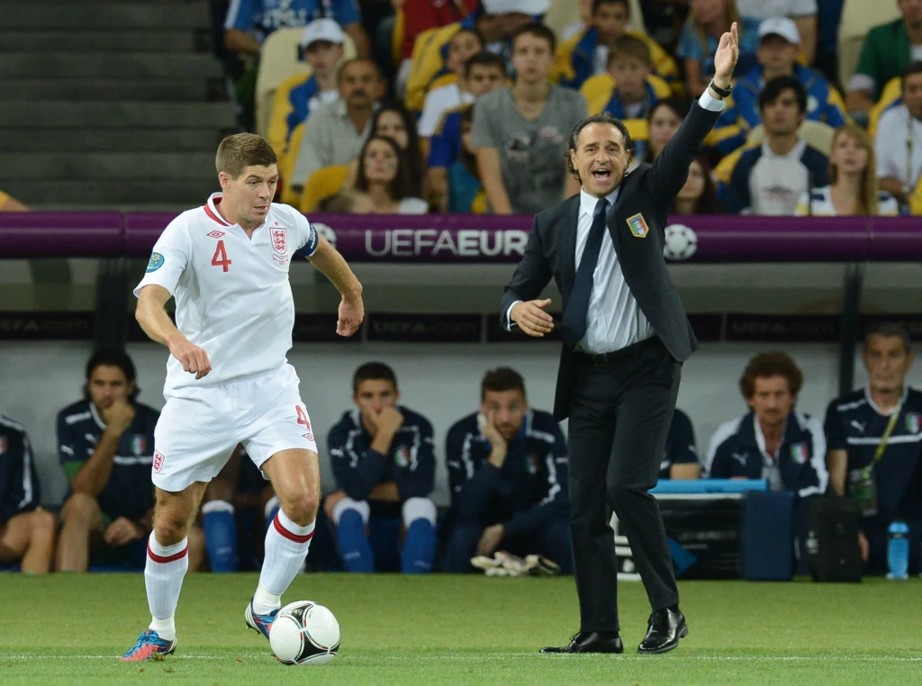 W ostanim ćwierćfinałowym meczu Euro Włosi pokonali w rzutach karnych Anglików i awansowali do półfinału, w którym zagrają z Niemcami. W ostanim ćwierćfinałowym meczu Euro Włosi pokonali w rzutach karnych Anglików i awansowali do półfinału, w którym zagrają z Niemcami.