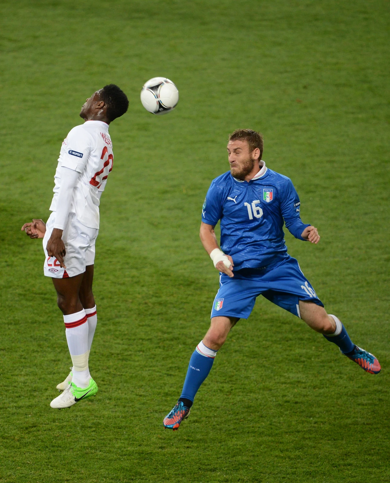 W ostanim ćwierćfinałowym meczu Euro Włosi pokonali w rzutach karnych Anglików i awansowali do półfinału, w którym zagrają z Niemcami. W ostanim ćwierćfinałowym meczu Euro Włosi pokonali w rzutach karnych Anglików i awansowali do półfinału, w którym zagrają z Niemcami.