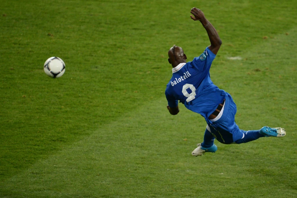 W ostanim ćwierćfinałowym meczu Euro Włosi pokonali w rzutach karnych Anglików i awansowali do półfinału, w którym zagrają z Niemcami. W ostanim ćwierćfinałowym meczu Euro Włosi pokonali w rzutach karnych Anglików i awansowali do półfinału, w którym zagrają z Niemcami.