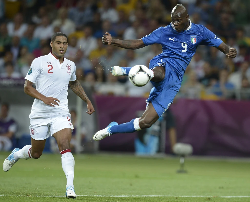 W ostanim ćwierćfinałowym meczu Euro Włosi pokonali w rzutach karnych Anglików i awansowali do półfinału, w którym zagrają z Niemcami. W ostanim ćwierćfinałowym meczu Euro Włosi pokonali w rzutach karnych Anglików i awansowali do półfinału, w którym zagrają z Niemcami.