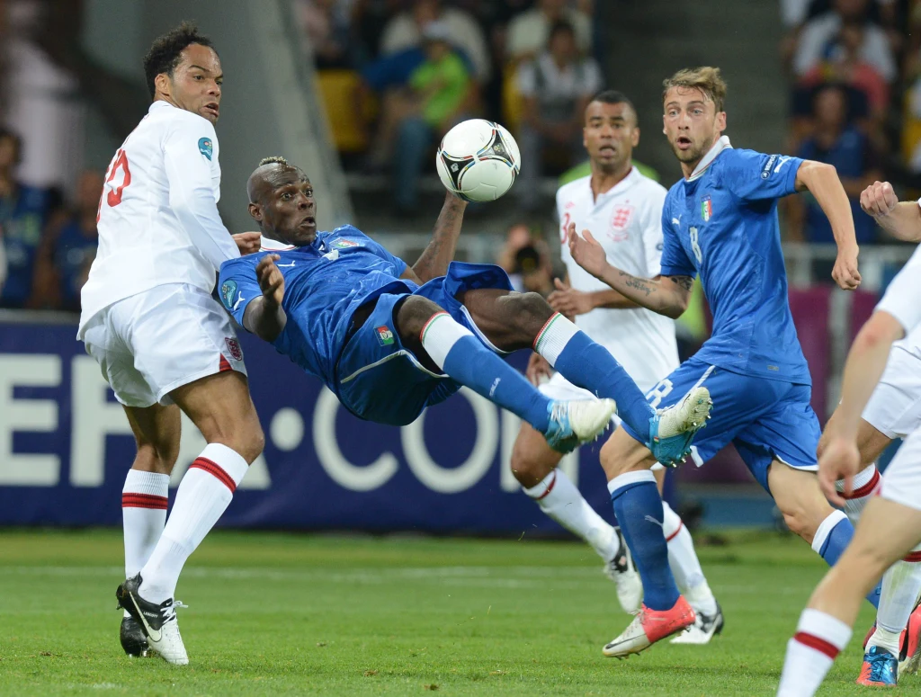 W ostanim ćwierćfinałowym meczu Euro Włosi pokonali w rzutach karnych Anglików i awansowali do półfinału, w którym zagrają z Niemcami. W ostanim ćwierćfinałowym meczu Euro Włosi pokonali w rzutach karnych Anglików i awansowali do półfinału, w którym zagrają z Niemcami.