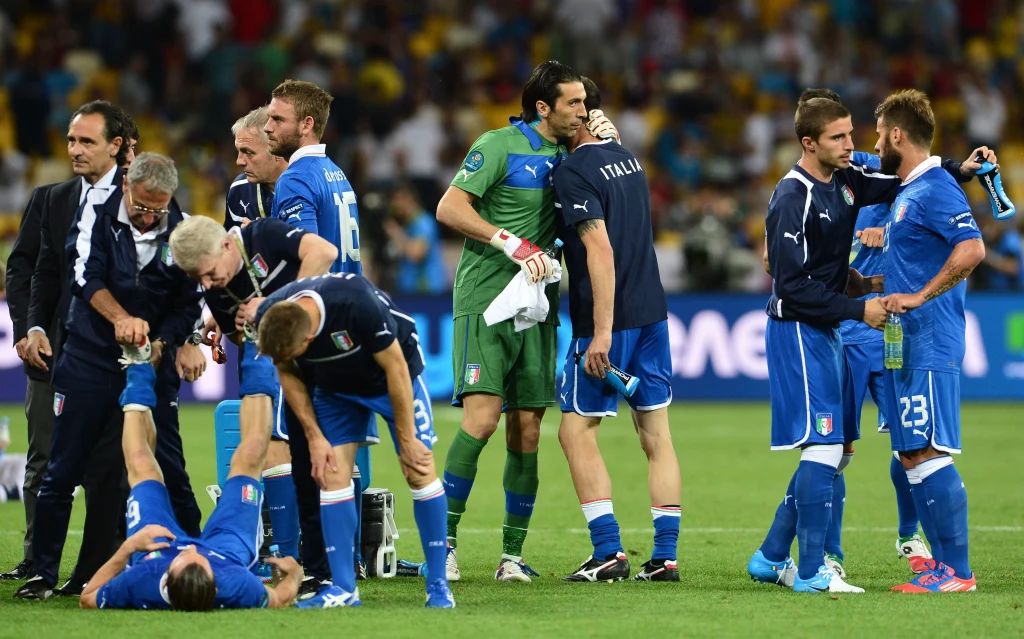W ostanim ćwierćfinałowym meczu Euro Włosi pokonali w rzutach karnych Anglików i awansowali do półfinału, w którym zagrają z Niemcami. W ostanim ćwierćfinałowym meczu Euro Włosi pokonali w rzutach karnych Anglików i awansowali do półfinału, w którym zagrają z Niemcami.