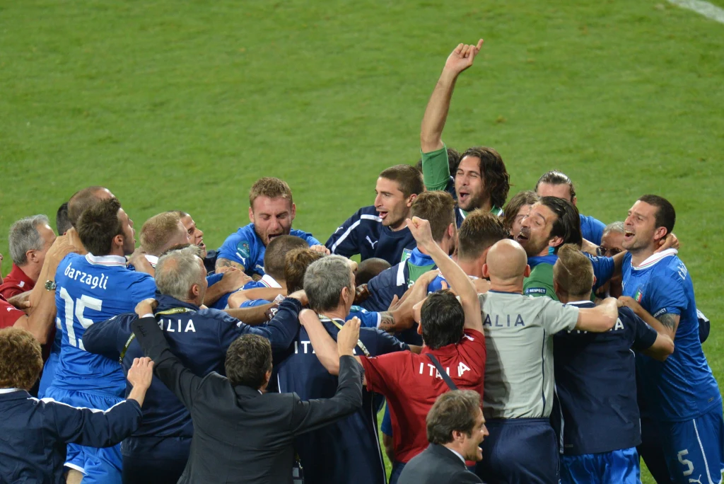 W ostanim ćwierćfinałowym meczu Euro Włosi pokonali w rzutach karnych Anglików i awansowali do półfinału, w którym zagrają z Niemcami. W ostanim ćwierćfinałowym meczu Euro Włosi pokonali w rzutach karnych Anglików i awansowali do półfinału, w którym zagrają z Niemcami.