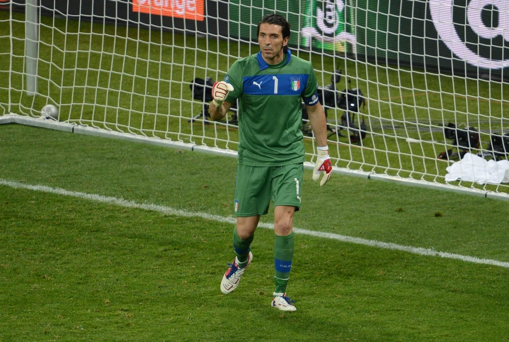 W ostanim ćwierćfinałowym meczu Euro Włosi pokonali w rzutach karnych Anglików i awansowali do półfinału, w którym zagrają z Niemcami. W ostanim ćwierćfinałowym meczu Euro Włosi pokonali w rzutach karnych Anglików i awansowali do półfinału, w którym zagrają z Niemcami.