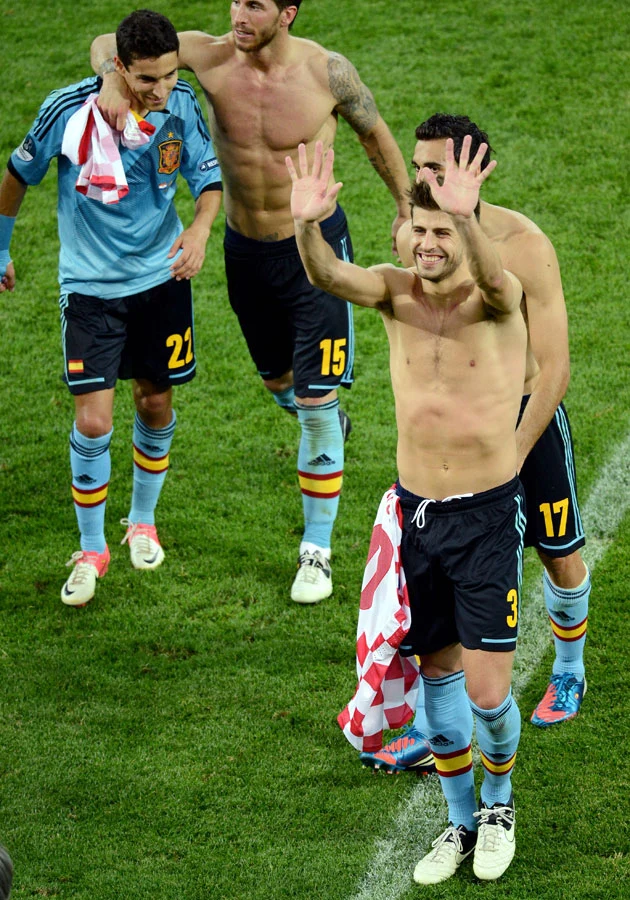 Pique pozdrawia z boiska podziwiającą go z trybun Shakirę Pique pozdrawia z boiska podziwiającą go z trybun Shakirę