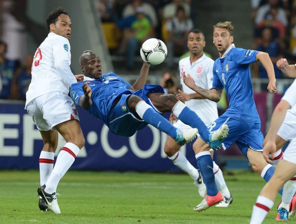 Włoski snajper Mario Balotelli znany jest z niesamowitych umiejętności gry w piłkę i niekonwencjonalnych zachowań poza boiskiem Włoski snajper Mario Balotelli znany jest z niesamowitych umiejętności gry w piłkę i niekonwencjonalnych zachowań poza boiskiem
