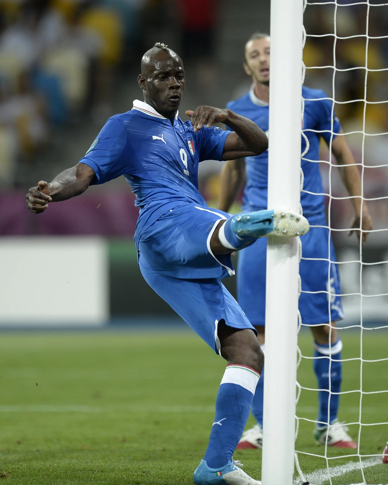 Włoski snajper Mario Balotelli znany jest z niesamowitych umiejętności gry w piłkę i niekonwencjonalnych zachowań poza boiskiem Włoski snajper Mario Balotelli znany jest z niesamowitych umiejętności gry w piłkę i niekonwencjonalnych zachowań poza boiskiem