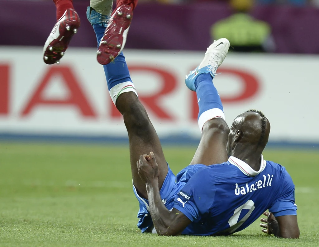 Włoski snajper Mario Balotelli znany jest z niesamowitych umiejętności gry w piłkę i niekonwencjonalnych zachowań poza boiskiem Włoski snajper Mario Balotelli znany jest z niesamowitych umiejętności gry w piłkę i niekonwencjonalnych zachowań poza boiskiem