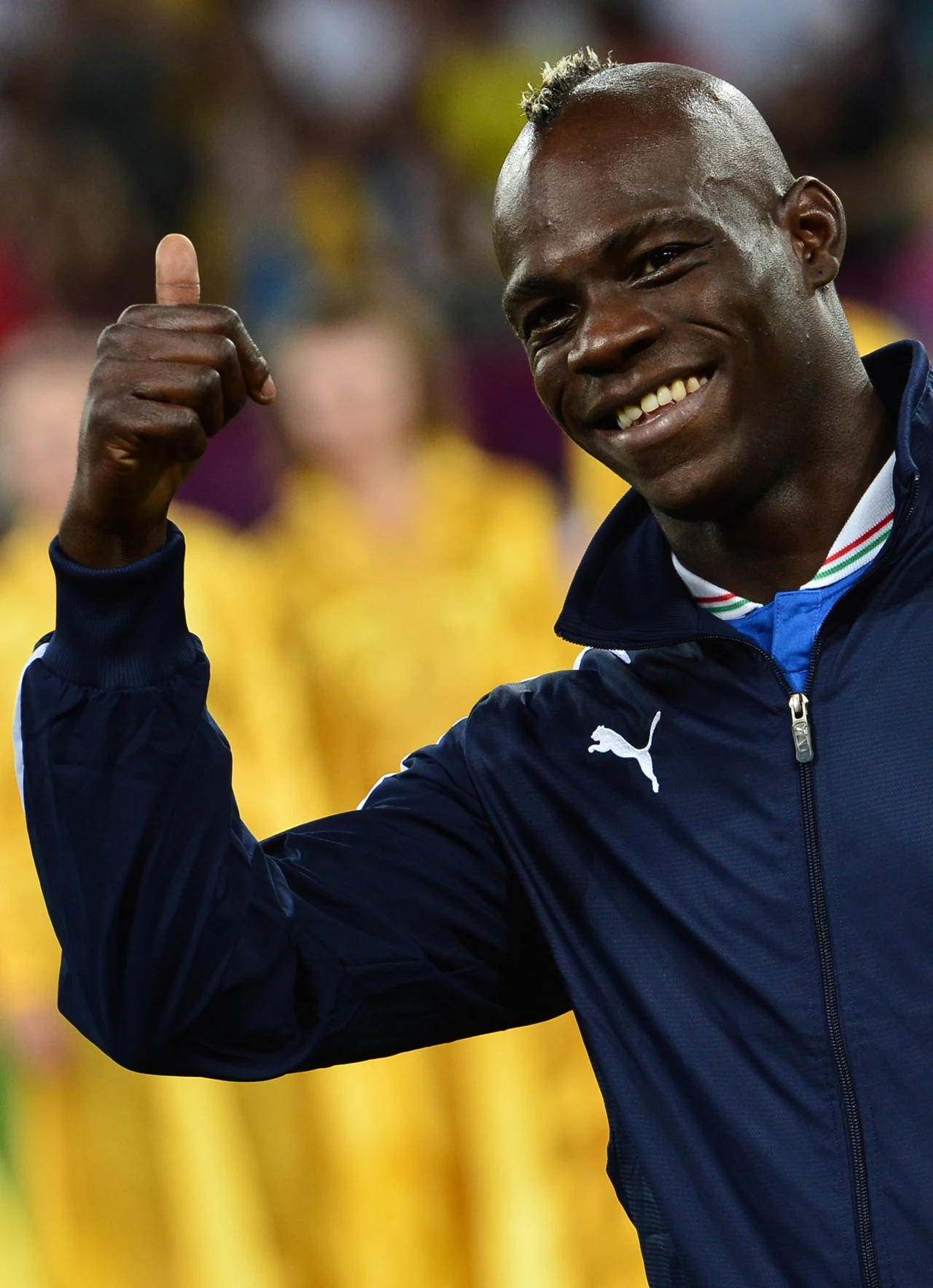 Włoski snajper Mario Balotelli znany jest z niesamowitych umiejętności gry w piłkę i niekonwencjonalnych zachowań poza boiskiem Włoski snajper Mario Balotelli znany jest z niesamowitych umiejętności gry w piłkę i niekonwencjonalnych zachowań poza boiskiem