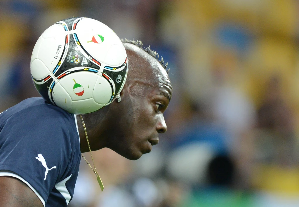 Włoski snajper Mario Balotelli znany jest z niesamowitych umiejętności gry w piłkę i niekonwencjonalnych zachowań poza boiskiem Włoski snajper Mario Balotelli znany jest z niesamowitych umiejętności gry w piłkę i niekonwencjonalnych zachowań poza boiskiem