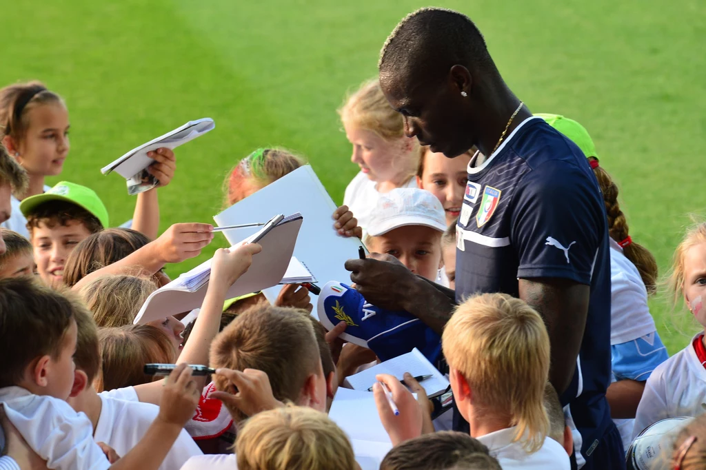 Włoski snajper Mario Balotelli znany jest z niesamowitych umiejętności gry w piłkę i niekonwencjonalnych zachowań poza boiskiem Włoski snajper Mario Balotelli znany jest z niesamowitych umiejętności gry w piłkę i niekonwencjonalnych zachowań poza boiskiem