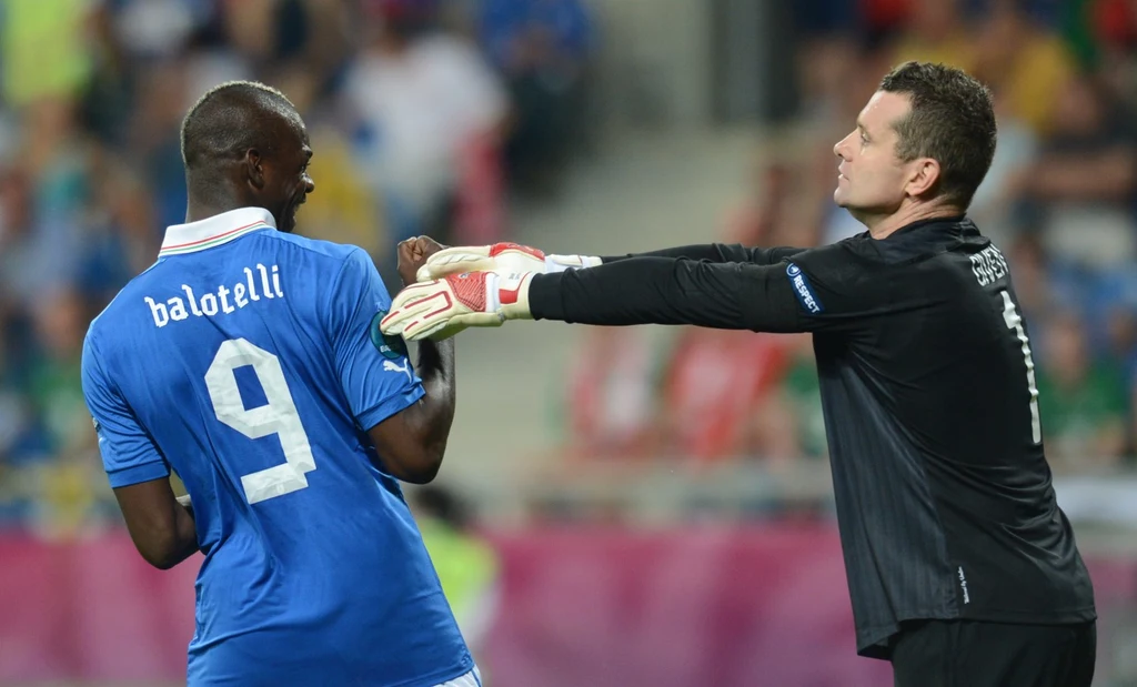Włoski snajper Mario Balotelli znany jest z niesamowitych umiejętności gry w piłkę i niekonwencjonalnych zachowań poza boiskiem Włoski snajper Mario Balotelli znany jest z niesamowitych umiejętności gry w piłkę i niekonwencjonalnych zachowań poza boiskiem