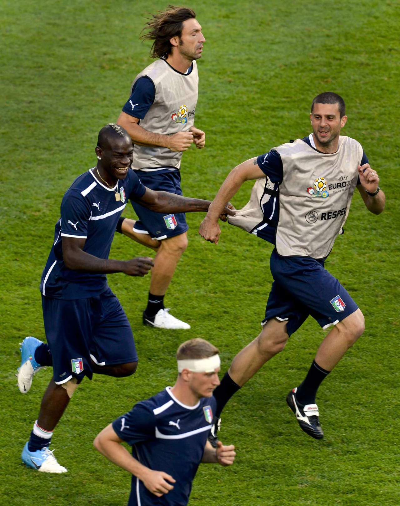 Włoski snajper Mario Balotelli znany jest z niesamowitych umiejętności gry w piłkę i niekonwencjonalnych zachowań poza boiskiem Włoski snajper Mario Balotelli znany jest z niesamowitych umiejętności gry w piłkę i niekonwencjonalnych zachowań poza boiskiem
