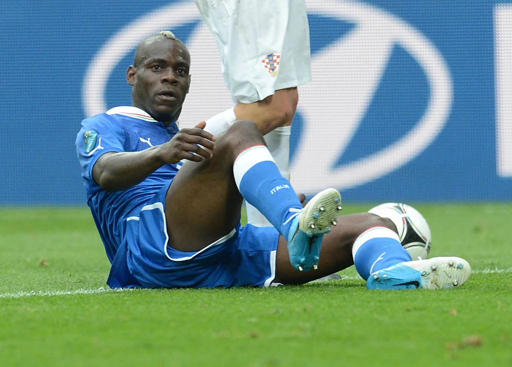 Włoski snajper Mario Balotelli znany jest z niesamowitych umiejętności gry w piłkę i niekonwencjonalnych zachowań poza boiskiem Włoski snajper Mario Balotelli znany jest z niesamowitych umiejętności gry w piłkę i niekonwencjonalnych zachowań poza boiskiem