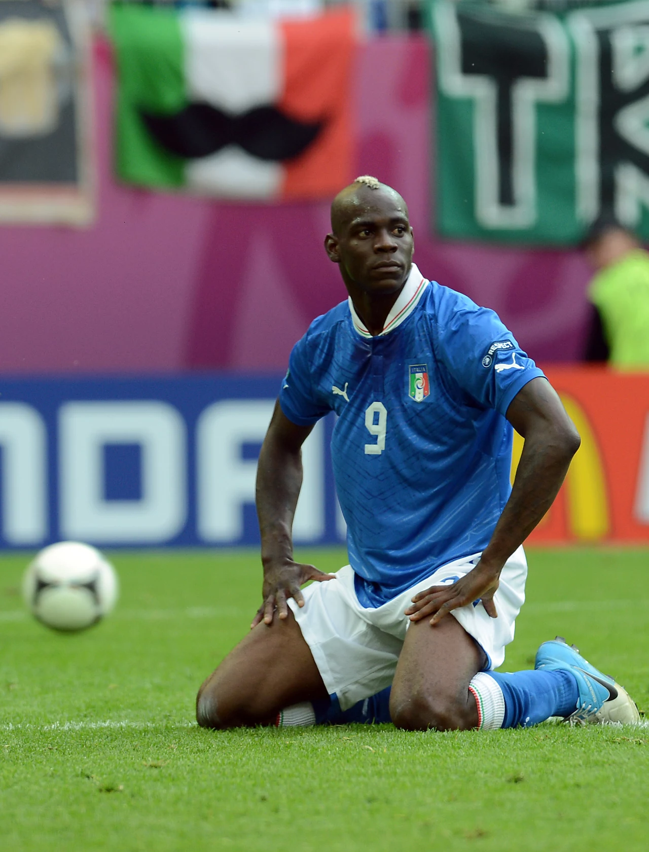 Włoski snajper Mario Balotelli znany jest z niesamowitych umiejętności gry w piłkę i niekonwencjonalnych zachowań poza boiskiem Włoski snajper Mario Balotelli znany jest z niesamowitych umiejętności gry w piłkę i niekonwencjonalnych zachowań poza boiskiem