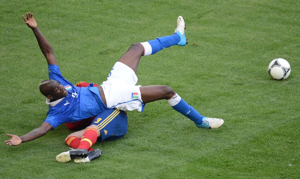 Włoski snajper Mario Balotelli znany jest z niesamowitych umiejętności gry w piłkę i niekonwencjonalnych zachowań poza boiskiem Włoski snajper Mario Balotelli znany jest z niesamowitych umiejętności gry w piłkę i niekonwencjonalnych zachowań poza boiskiem