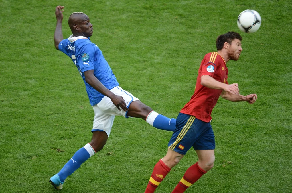 Włoski snajper Mario Balotelli znany jest z niesamowitych umiejętności gry w piłkę i niekonwencjonalnych zachowań poza boiskiem Włoski snajper Mario Balotelli znany jest z niesamowitych umiejętności gry w piłkę i niekonwencjonalnych zachowań poza boiskiem