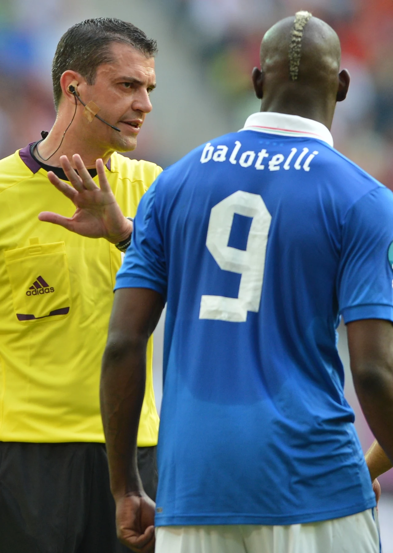 Włoski snajper Mario Balotelli znany jest z niesamowitych umiejętności gry w piłkę i niekonwencjonalnych zachowań poza boiskiem Włoski snajper Mario Balotelli znany jest z niesamowitych umiejętności gry w piłkę i niekonwencjonalnych zachowań poza boiskiem