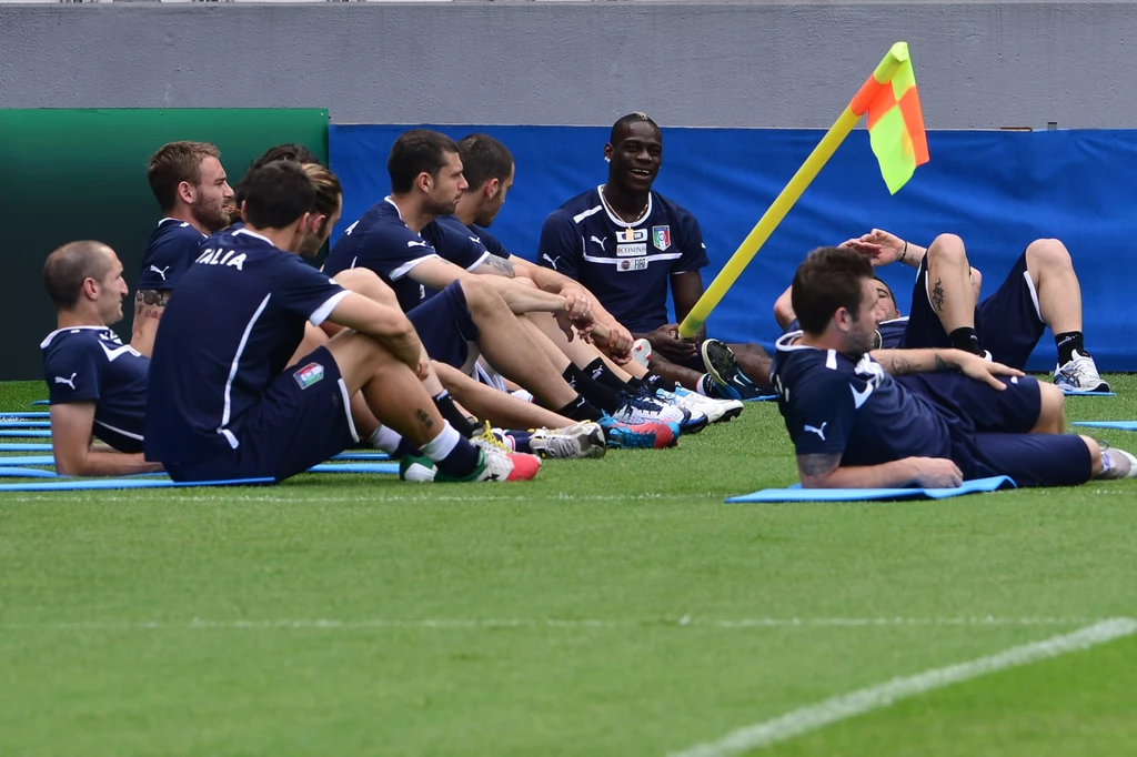Włoski snajper Mario Balotelli znany jest z niesamowitych umiejętności gry w piłkę i niekonwencjonalnych zachowań poza boiskiem Włoski snajper Mario Balotelli znany jest z niesamowitych umiejętności gry w piłkę i niekonwencjonalnych zachowań poza boiskiem