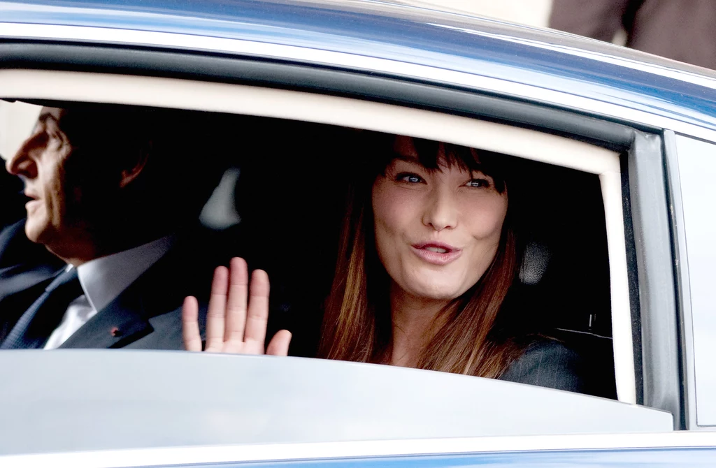 Carla Bruni. Czas płynie dla wszystkich, także dla eksmodelki i byłej pierwszej damy Francji. Carla (44) nie chce się z tym pogodzić i poprawia naturę. Nie brak głosów, że zbyt inwazyjnie... Carla Bruni. Czas płynie dla wszystkich, także dla eksmodelki i byłej pierwszej damy Francji. Carla (44) nie chce się z tym pogodzić i poprawia naturę. Nie brak głosów, że zbyt inwazyjnie...