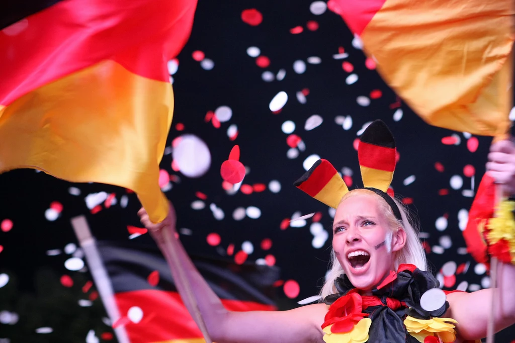 Deutschland über alles! Deutschland über alles!