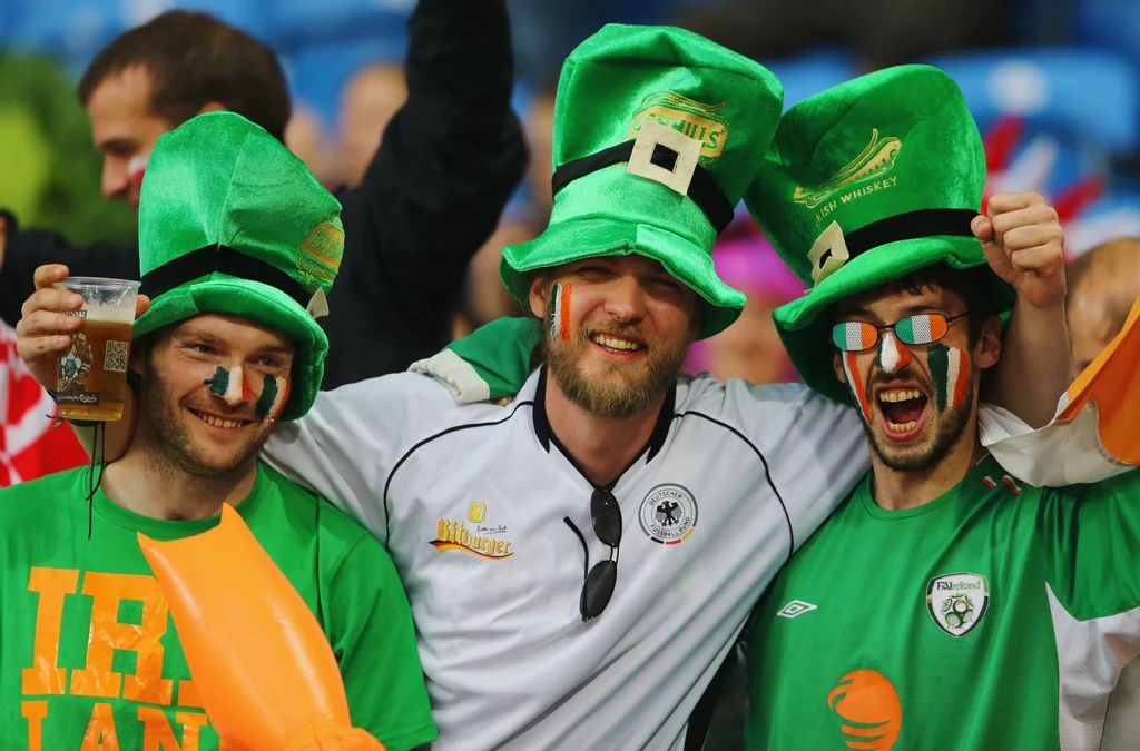 Kibicie Irlandii zasłynęli swoim pięknym śpiewem Kibicie Irlandii zasłynęli swoim pięknym śpiewem