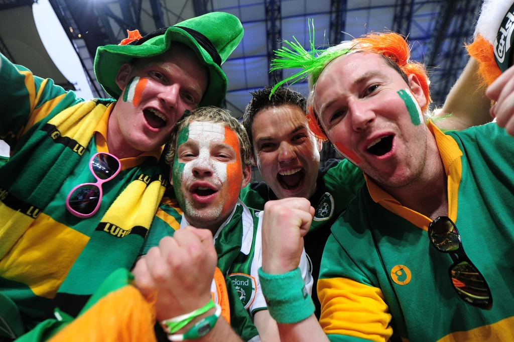 Kibicie Irlandii zasłynęli swoim pięknym śpiewem Kibicie Irlandii zasłynęli swoim pięknym śpiewem