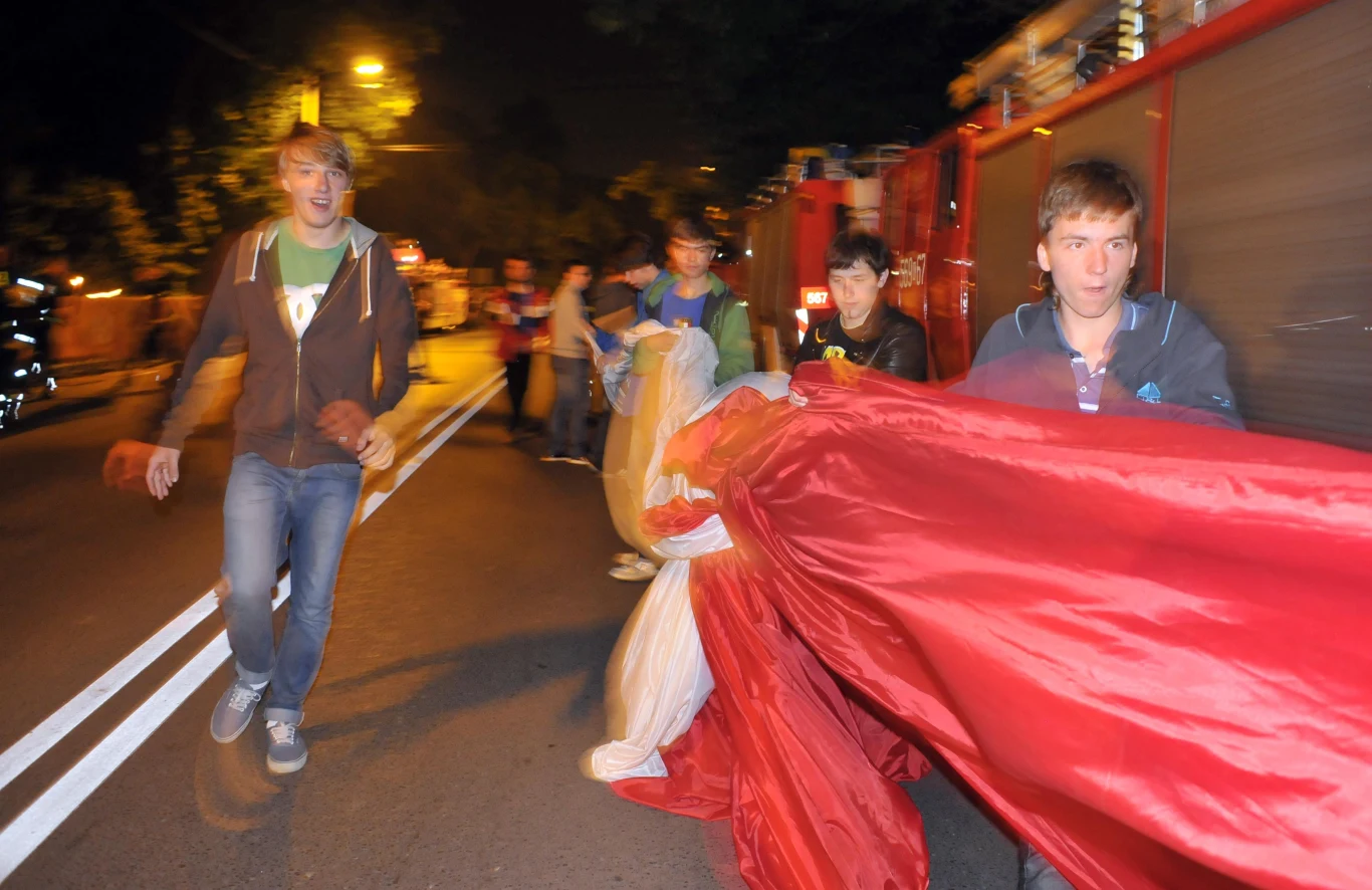 Około 200-osobowa grupa kibiców czekała w Wieliczce na powracających z meczu z Niemcami piłkarzy Włoch