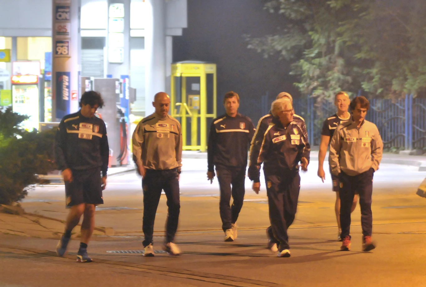 Około 200-osobowa grupa kibiców czekała w Wieliczce na powracających z meczu z Niemcami piłkarzy Włoch