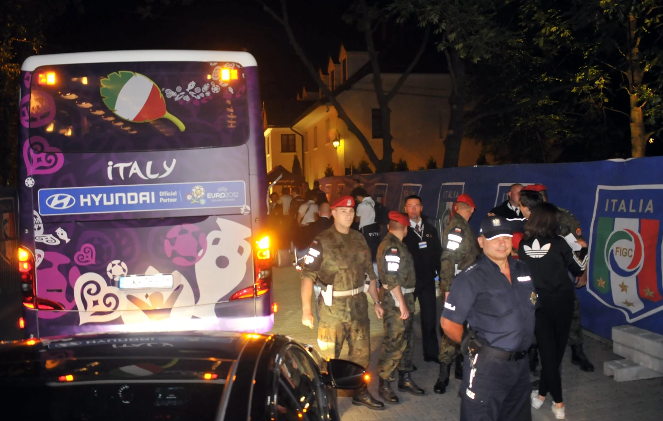 Około 200-osobowa grupa kibiców czekała w Wieliczce na powracających z meczu z Niemcami piłkarzy Włoch