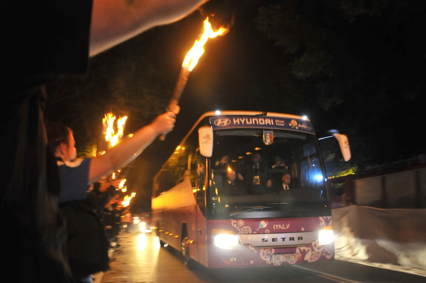 Około 200-osobowa grupa kibiców czekała w Wieliczce na powracających z meczu z Niemcami piłkarzy Włoch