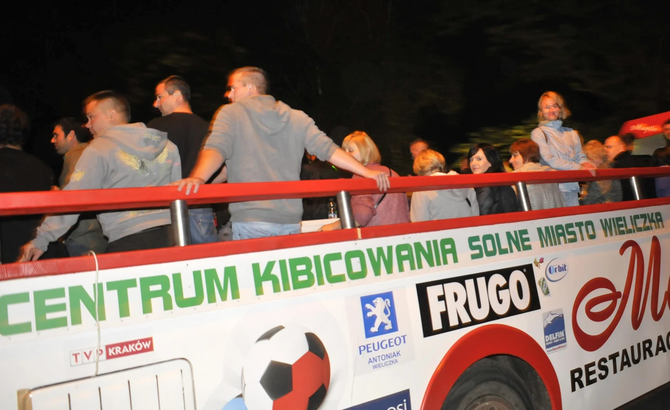 Około 200-osobowa grupa kibiców czekała w Wieliczce na powracających z meczu z Niemcami piłkarzy Włoch