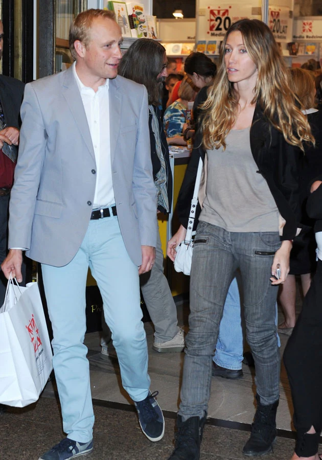 Piotr pokornie nosi torby z zakupami Kate. Czy jego budżet to wytrzyma? Piotr pokornie nosi torby z zakupami Kate. Czy jego budżet to wytrzyma?