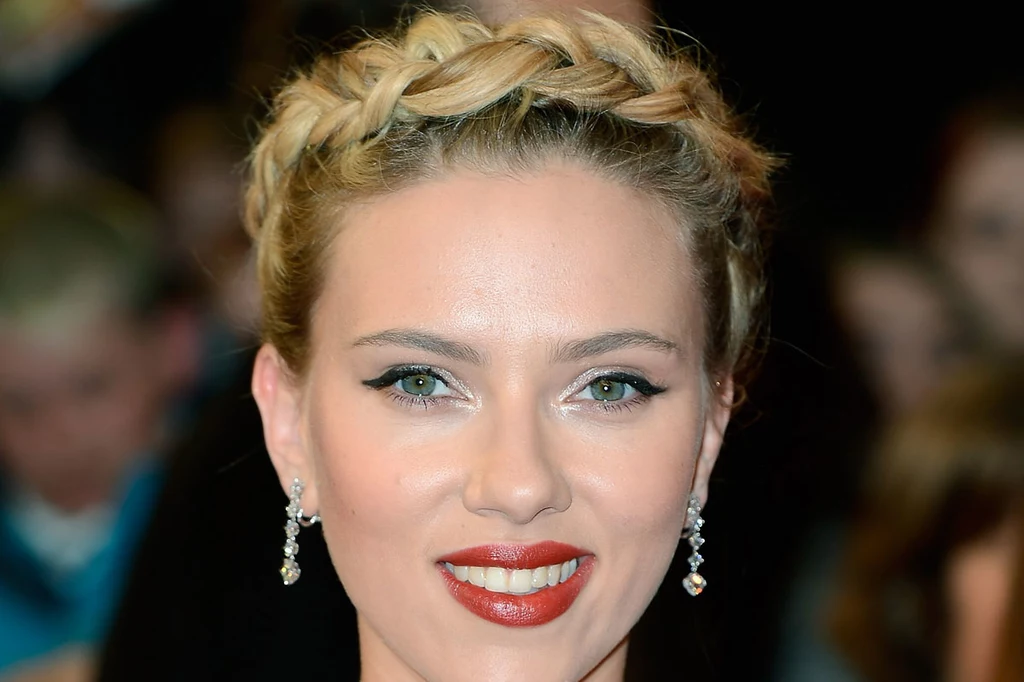 Warkocz Scarlett Johannson to znakomita fryzura na lato