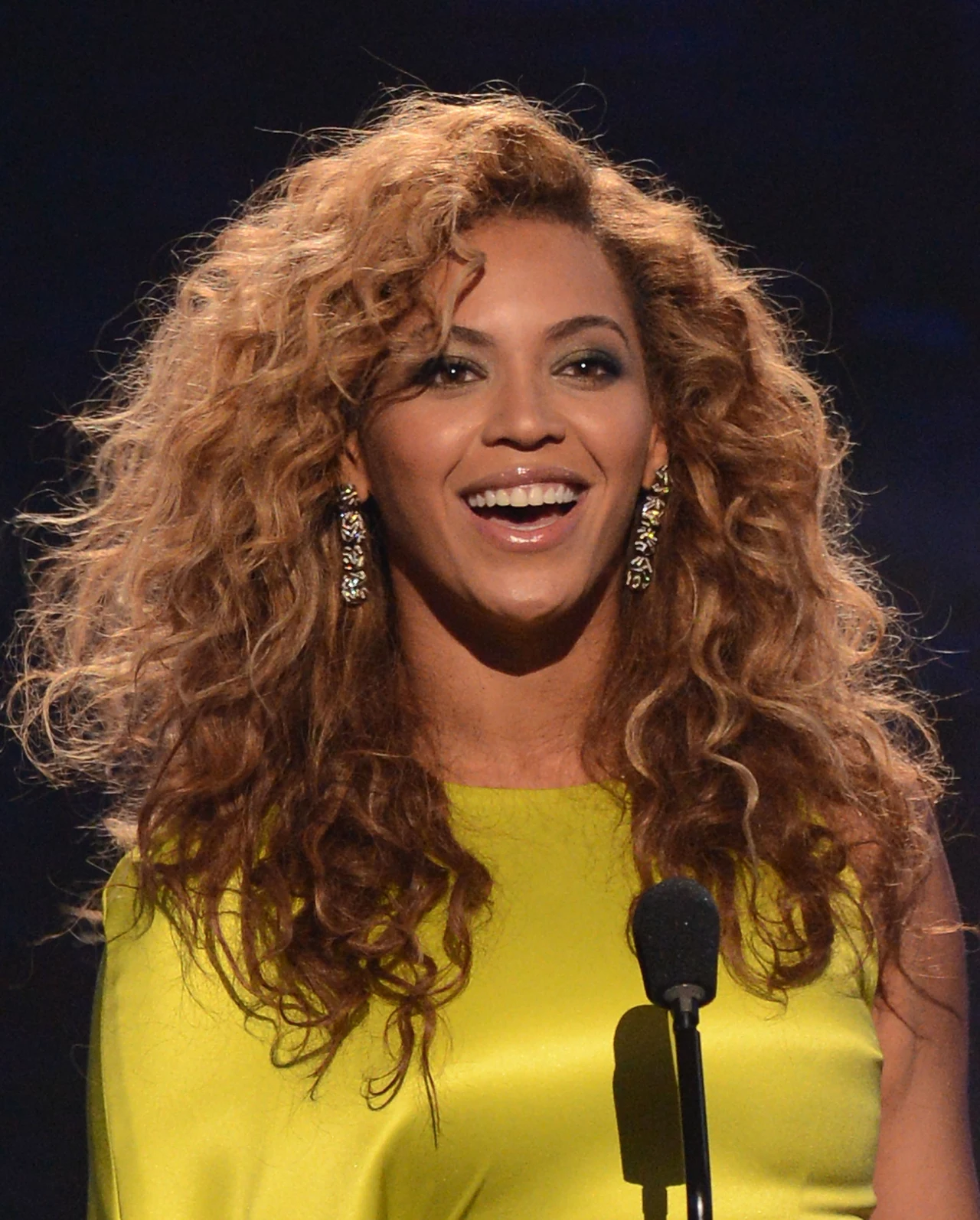 Beyonce wystąpiła w sukni projektu Stephane Rolland i sandałach Givenchy Beyonce wystąpiła w sukni projektu Stephane Rolland i sandałach Givenchy