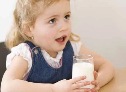 Maluchowi lepiej podawać modyfikowane mleko niż UHT