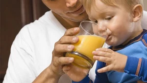 Taki kolorowy, słodki, orzeźwiający napój może nawet stać się ulubionym posiłkiem dziecka.