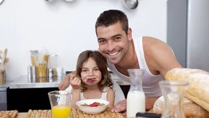 Jedzenie jest silnie związane z emocjami i bywa wyrazem rodzicielskiej kontroli nad dzieckiem