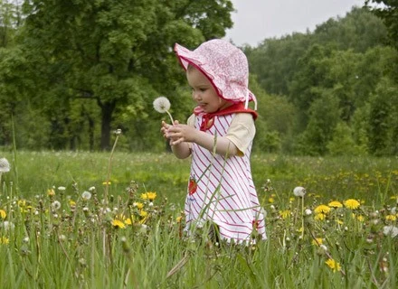 Niemowlęta do 6. miesiąca życia nie powinny być w ogóle wystawiane na słońce Niemowlęta do 6. miesiąca życia nie powinny być w ogóle wystawiane na słońce