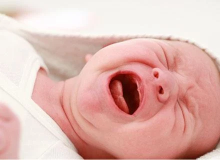 Niemowlę przekazuje informacje za pomocą płaczu Niemowlę przekazuje informacje za pomocą płaczu