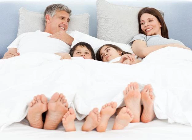 Dzieci w trzecim roku życia często budzą się w nocy i zaczynają nocne wędrówki Dzieci w trzecim roku życia często budzą się w nocy i zaczynają nocne wędrówki