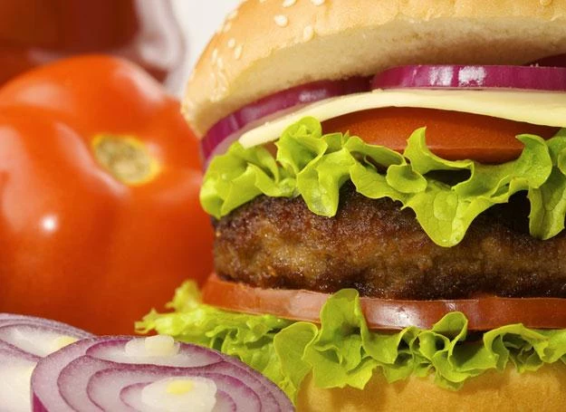Brzdącowi, który z zachwytem ogląda reklamy fast foodów, powinien przypaść do gustu domowy hamburger