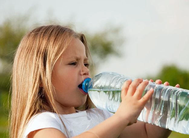 Dziecko powinno pić wodę a nie soki z kartoników