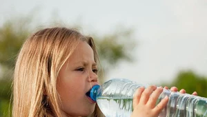 Dziecko powinno pić wodę a nie soki z kartoników