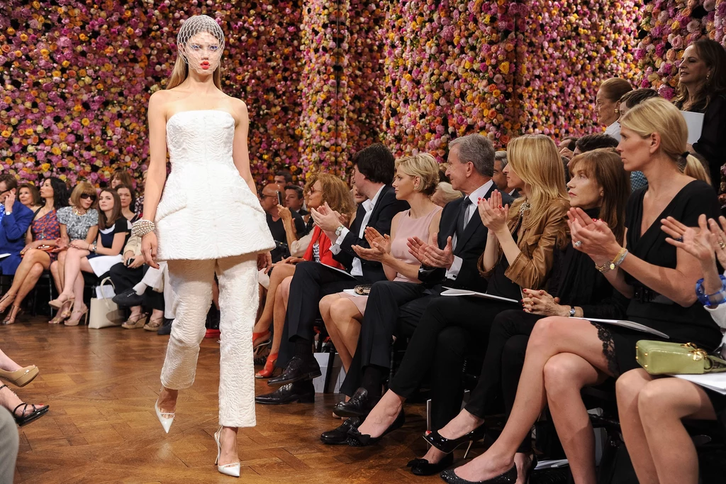 Pokaz kolekcji jesień-zima 2012/2013 haute couture Christiana Diora w Paryżu Pokaz kolekcji jesień-zima 2012/2013 haute couture Christiana Diora w Paryżu