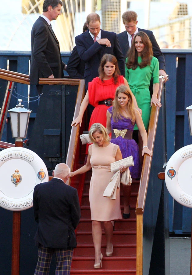 Protokół królewski precyzyjnie określa sposób odnoszenia się do siebie poszczególnych członków rodziny w oficjalnych sytuacjach