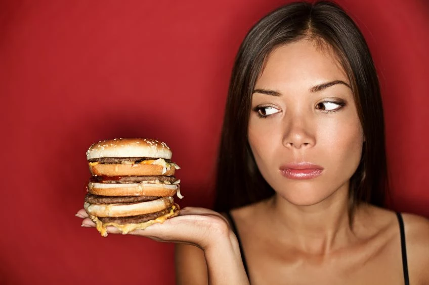 O tym, że musisz omijać szerokim łukiem fast foody, chyba nie musimy ci przypominać?