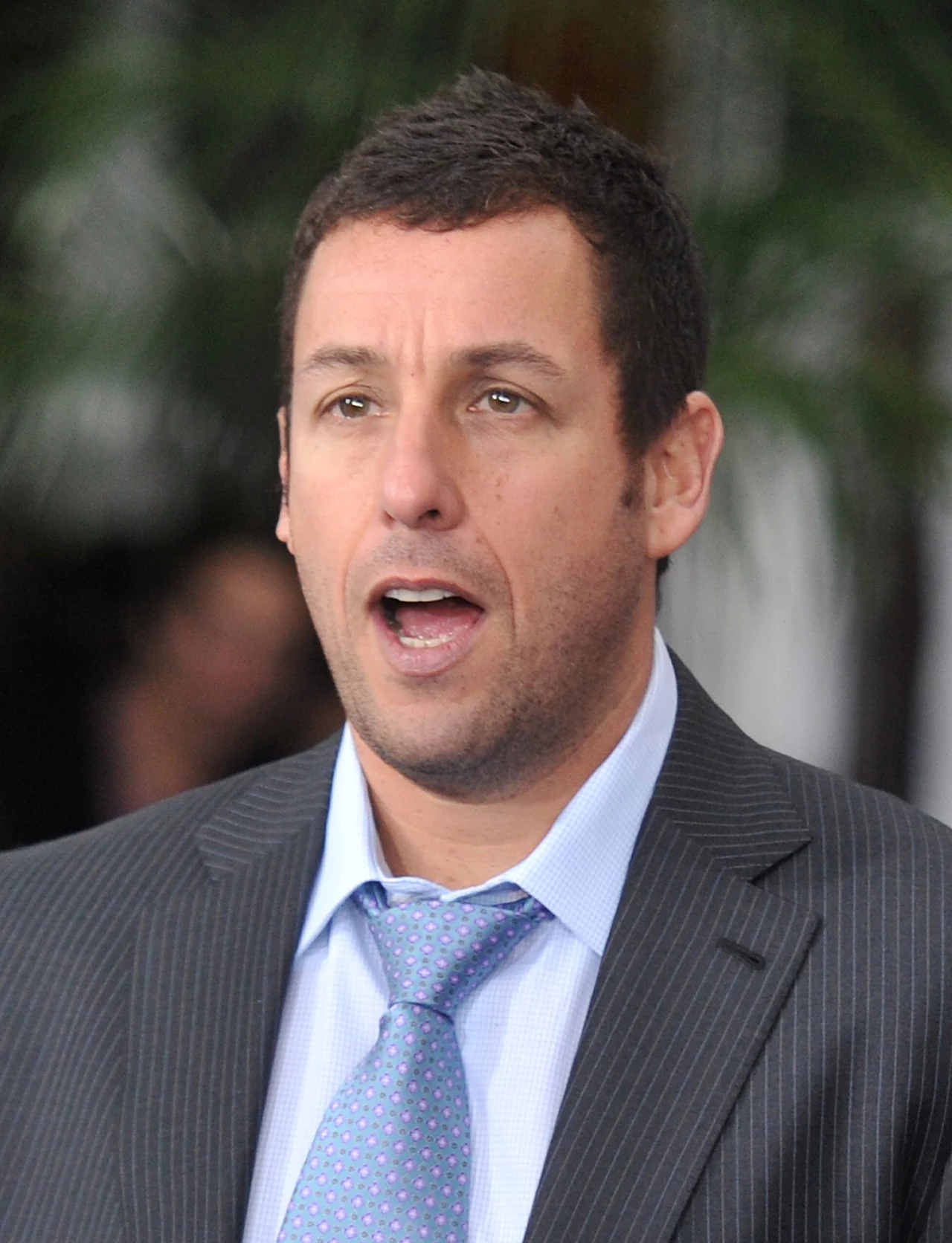 Adam Sandler zajmuje 2. miejsce na liście najbogatszych aktorów ex aequo z Leonardem DiCaprio. Obaj zarobili w zeszłym roku po 37 milionów dolarów. Adam Sandler zajmuje 2. miejsce na liście najbogatszych aktorów ex aequo z Leonardem DiCaprio. Obaj zarobili w zeszłym roku po 37 milionów dolarów.