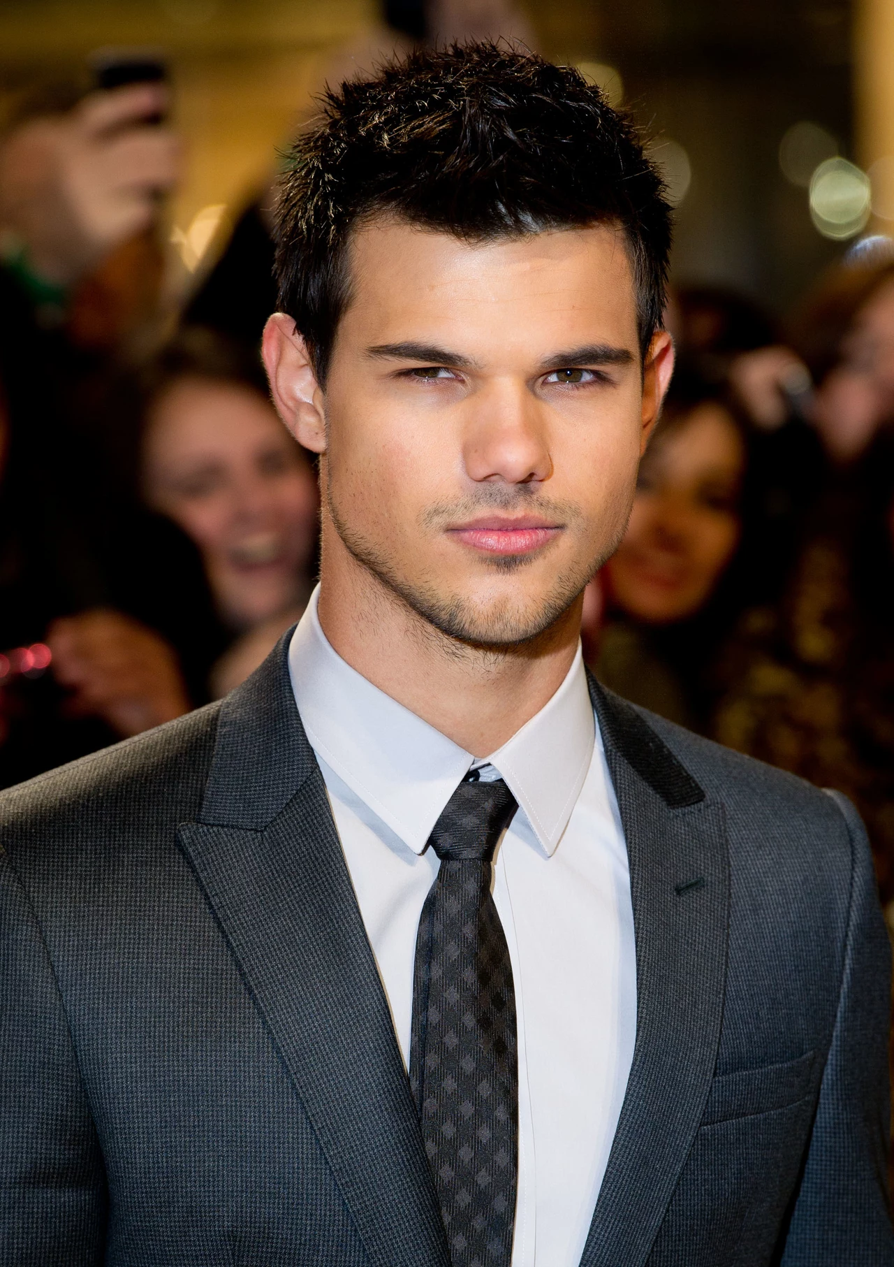 Taylor Lautner zajmuje 10. miejsce na liście najbogatszych aktorów ex aequo z Robertem Pattinsonem. W roku 2011 zarobił 26.5 mln dolarów. Taylor Lautner zajmuje 10. miejsce na liście najbogatszych aktorów ex aequo z Robertem Pattinsonem. W roku 2011 zarobił 26.5 mln dolarów.
