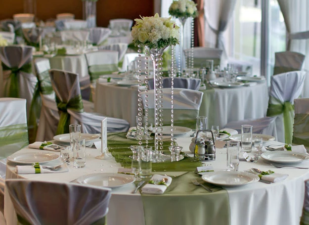 Zielone ozdoby ożywią wystrój sali weselnej